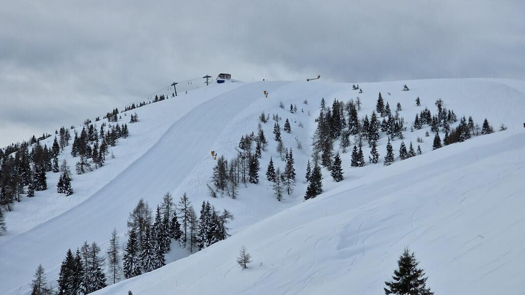 Ein erster Blick zum Monte Agaro mit seiner Infrastruktur.
