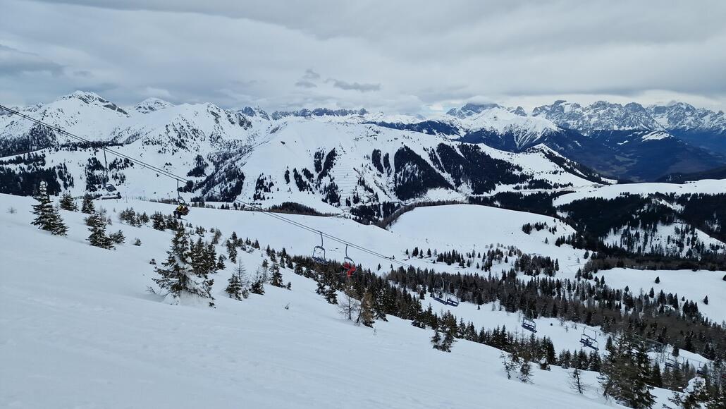 Blick nach Norden zu den Dolomiten, welche teilweise noch in den Wolken hängen.