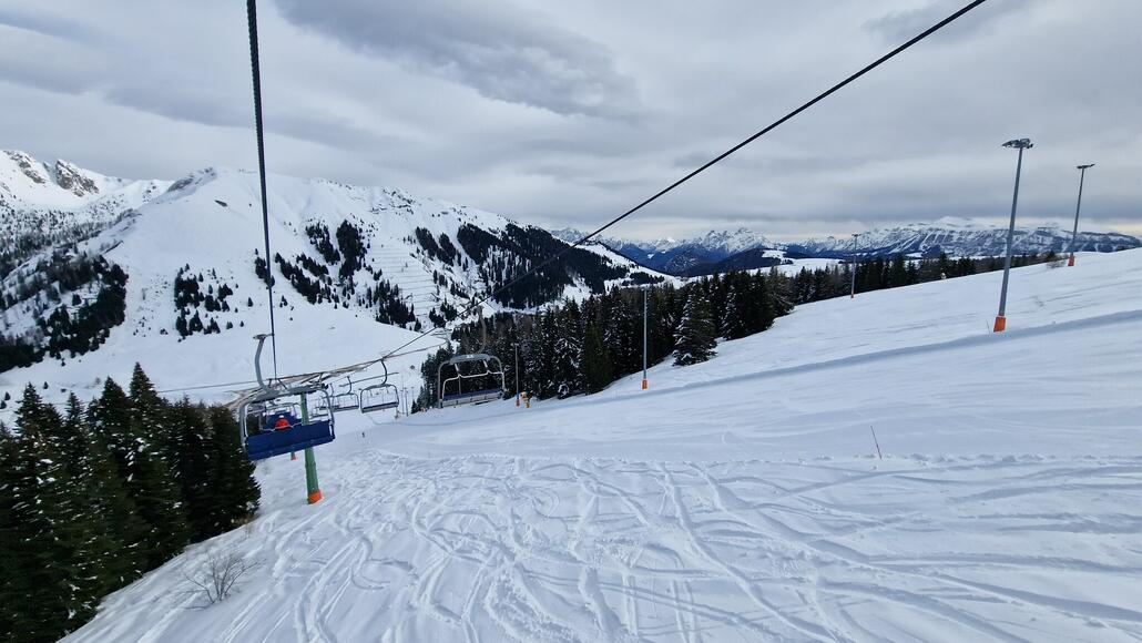 Blick aus der Sesselbahn Malga Marande auf die Piste Piloni, welche sich als Carvingtraum entpuppte.