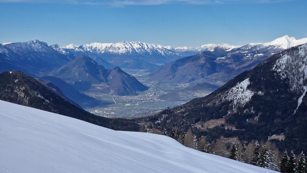 Tiefblick ins Val di Sella, während der Wind die Wolkendecke vertreibt.