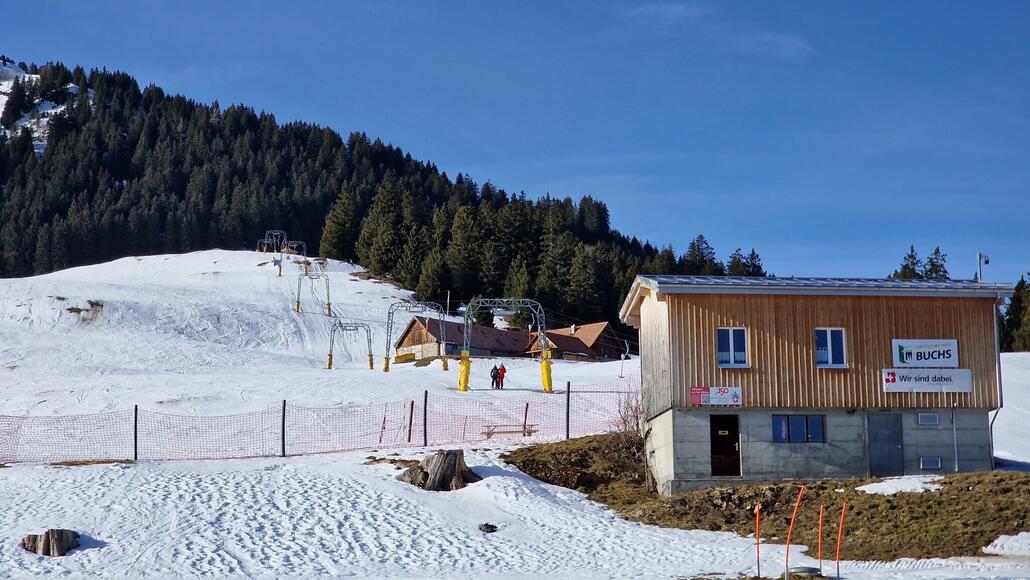 Skilift Buchserberg auf seiner gesamten Strecke, die mit 530 Metern überschaubar ist.