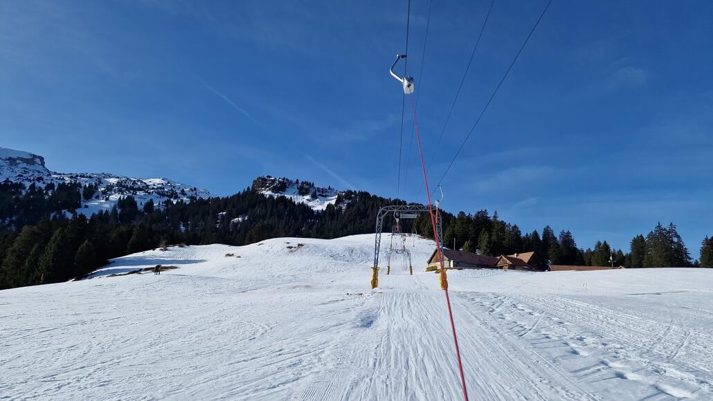 Links und rechts der Lifttrasse liegen die beiden Pisten, welche viel Platz bieten.