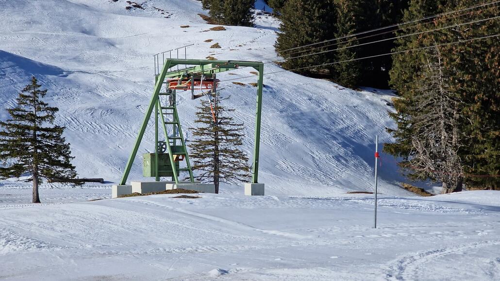 Einfache Bergstation mit Abspannung.