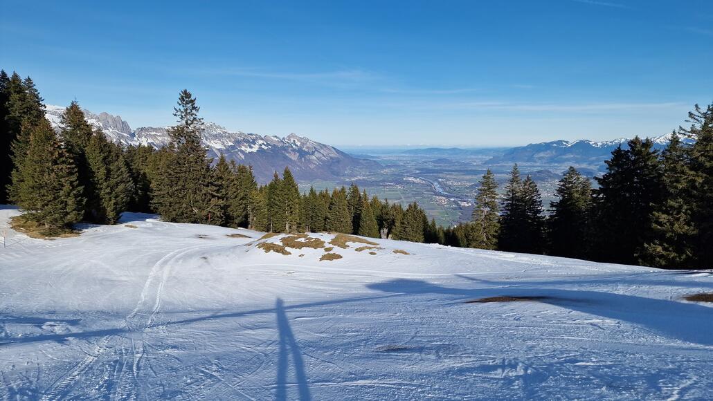 Eine der beiden Pisten führt im oberen Bereich etwas aussenrum durch den Wald und bietet einen Weitblick bis zum Bodensee.