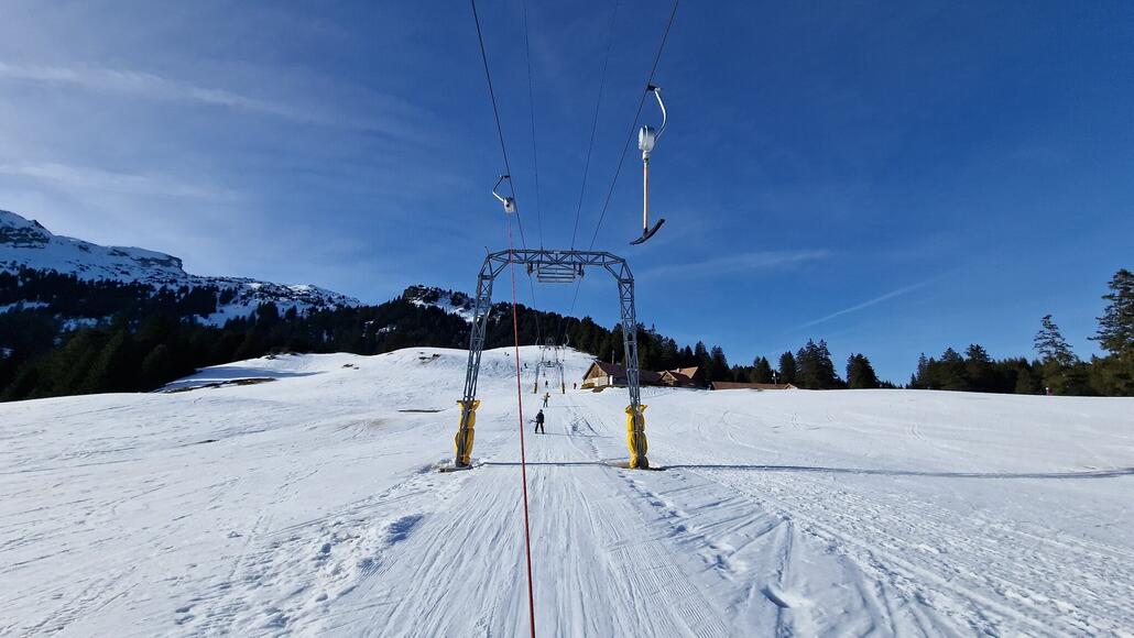 Im unteren Bereich ist der Skihang auf seiner ganzen Breite präpariert.