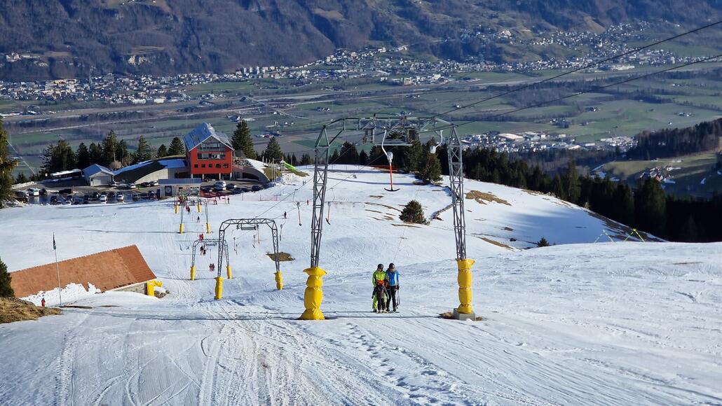 Skilift Buchserberg. Im Hintergrund der Parkplatz und das Berggasthaus.