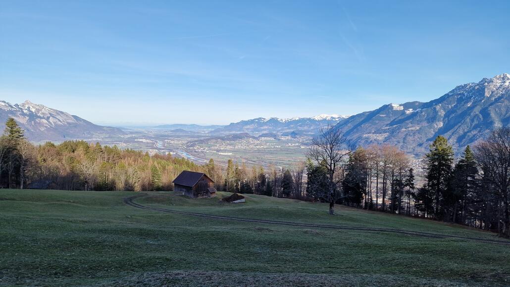 Einige Spitzkehren weiter unten endet bereits das Winterwunderland.