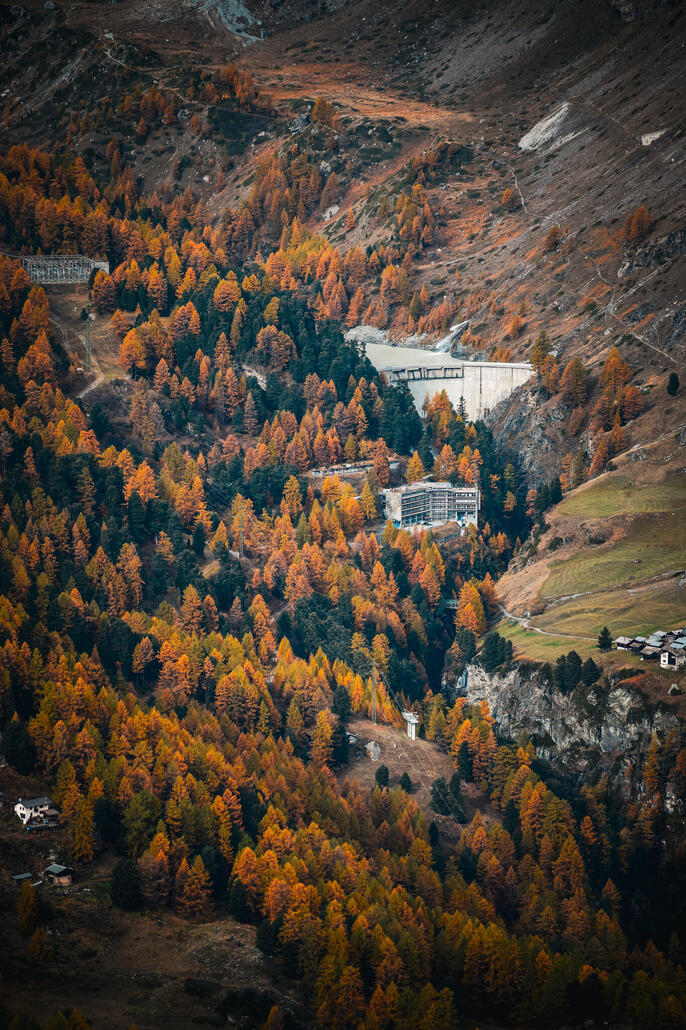 blick zur zmutt staumauer