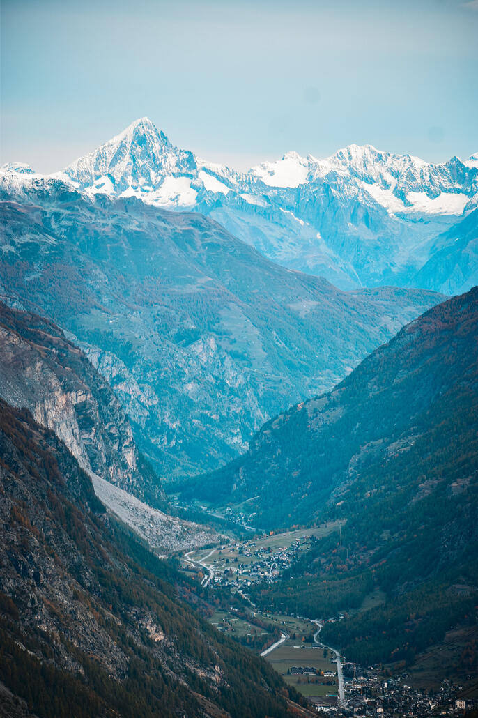 in der ferne das bietschhorn, im vordergrund das dorf randa mit seinem bergsturz