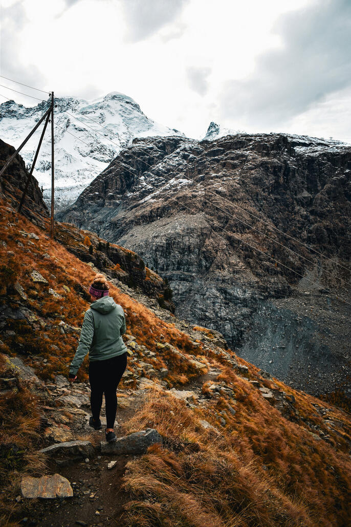 von dristelen gehts steil runter ins gornertal. im hintergrund das breithorn und das kleine matterhorn