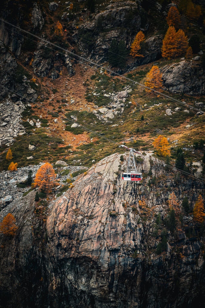 eine kabine der pendelbahn trockener steg fährt hoch