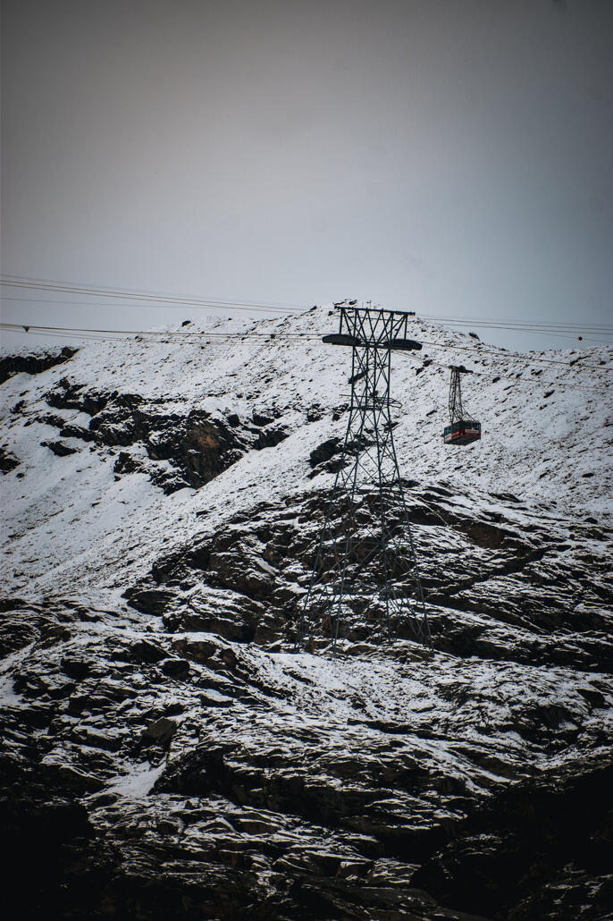die bergwärtsfahrende ist auf stütze 3