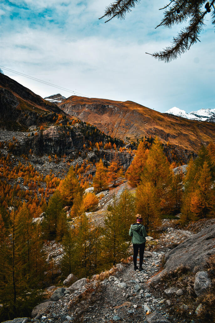 der weg zickzackelt runter auf die gornera talebene