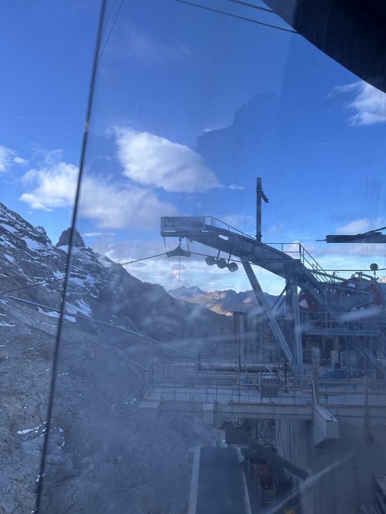 Neue einspurige Pendelbahn fast fertig. Momentan ist der Seilzug dran.