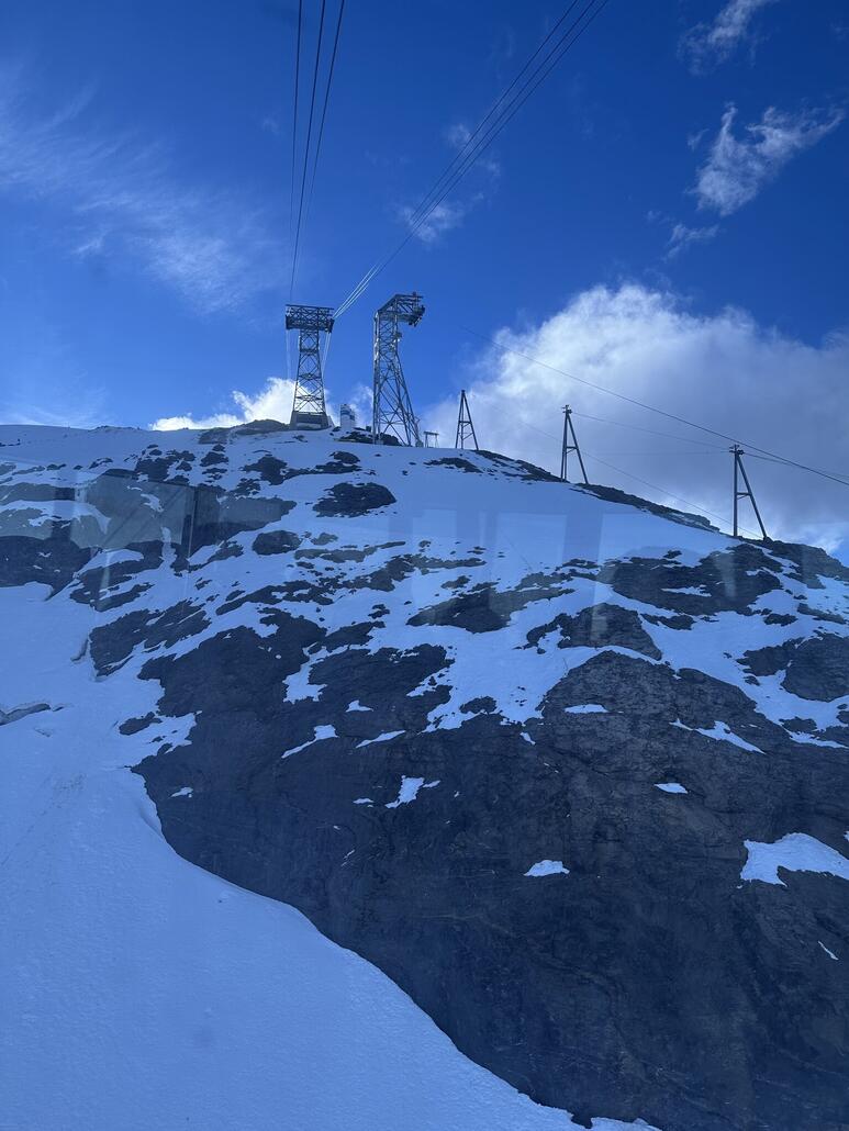 Neuer Masten der Bahn.