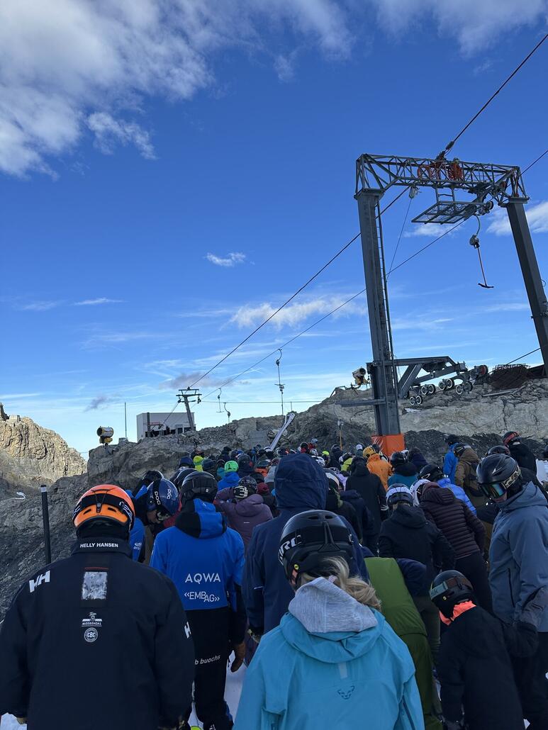 Zum Teil rechte Warteschlangen am Gletscherlift, da er wegen dem Wind langsam lief. Gegen den Mittag wurde es aber besser.