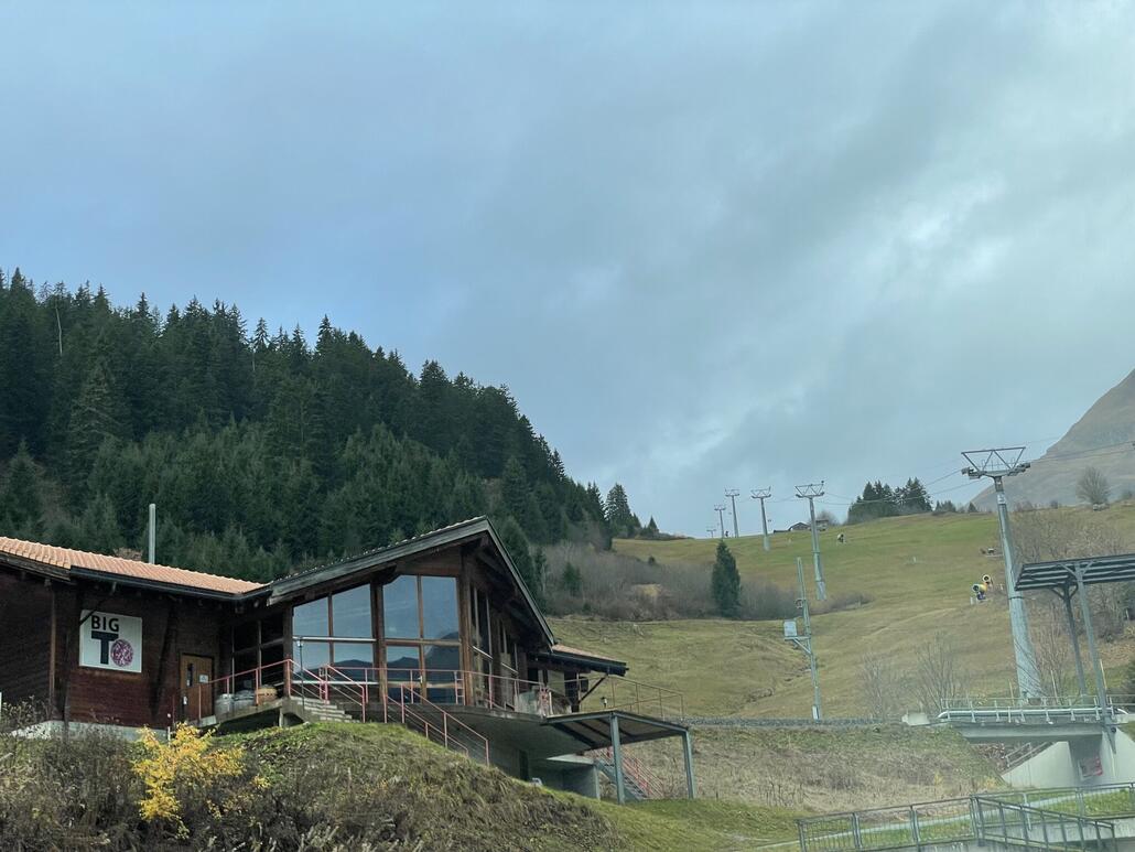 Dieni ist voll mit Schneekanonen und mir ist der vermutliche Grund aufgefallen, warum Piste 45 erst so spät beschneit wird: Schneekanonenmangel glaube ich. Die müssen erst hier fertig werden um dort Verwendung zu finden…