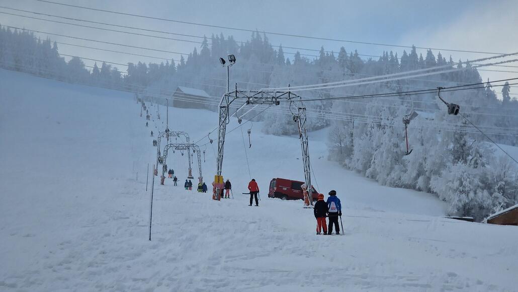 Blick von der Talstation auf den unteren der beiden Skilifte, mit seinem breiten Skihang zur linken Seite.