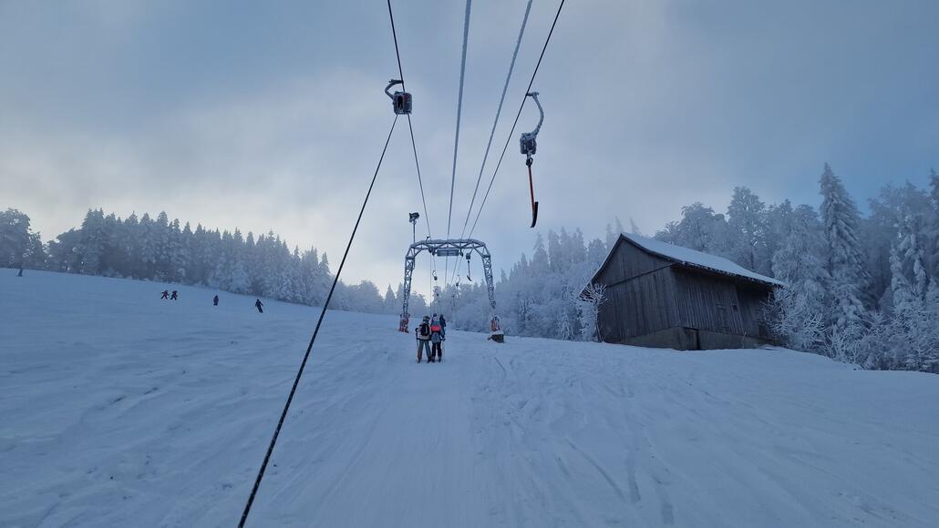 20240112_091121.jpg (328.3 KiB) 1215 mal betrachtet Die Nebelobergrenze lag genau am unteren Lift und sorgte zeitweise für eine mystische Atmosphäre.