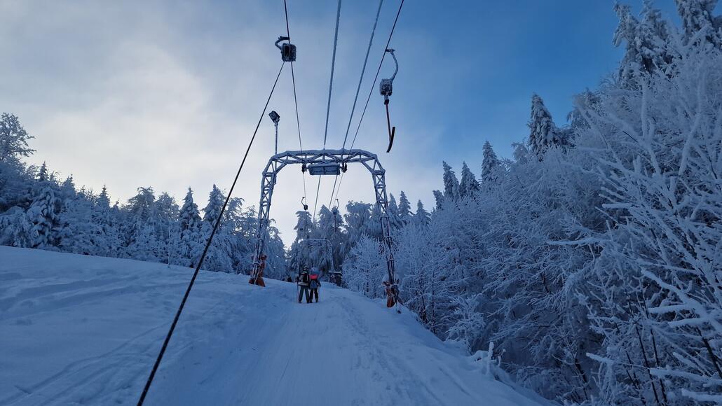 20240112_091243.jpg (504.72 KiB) 1215 mal betrachtet Kurz vor der Bergstation des unteren Skilifts. Es ist so winterlich hier, wie sonst selten!