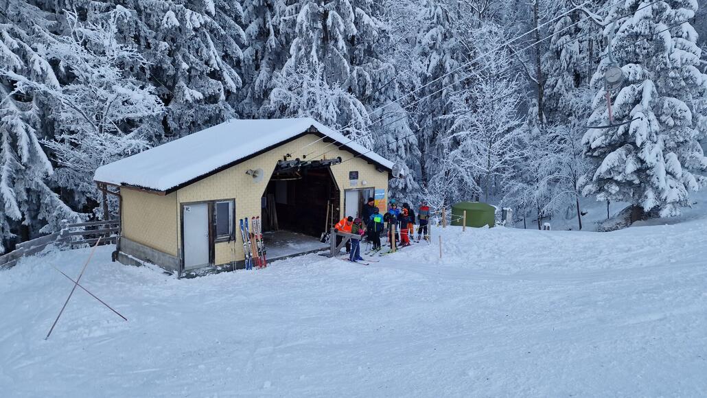 20240112_091709.jpg (795.97 KiB) 1221 mal betrachtet Die Zufahrt zum Skilift führt einmal um das Talstationsgebäude herum. Dies verleitet einige Jugendliche dazu, ohne Bremsen den gesamten Schwung bis zum Einstieg zu halten – ein Vorhaben, das meist mit einem Sturz oder Zusammenstoss endet.