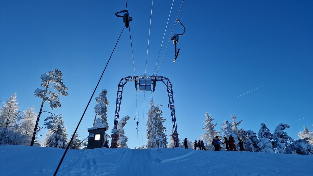 20240112_092947.jpg (384.46 KiB) 1221 mal betrachtet Die letzte Stütze mit dem Ausstiegsbereich, welcher sich auf etwas über 1'000 Metern Höhe befindet.