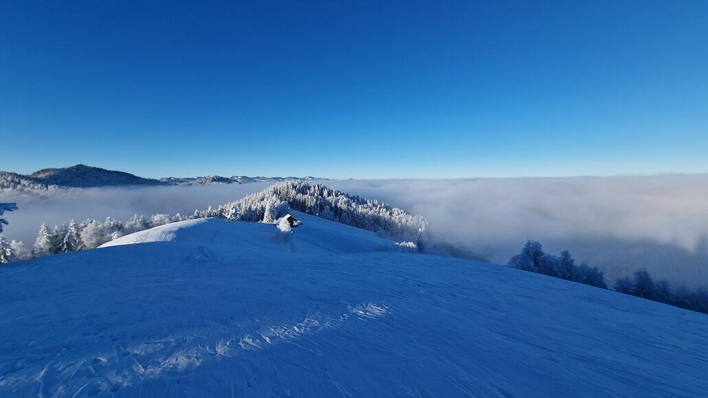 20240112_093006.jpg (347.81 KiB) 1221 mal betrachtet Von der Bergstation aus eröffnet sich ein wunderbares Panorama. Von hier aus starten nicht weniger als sechs präparierte Abfahrten.