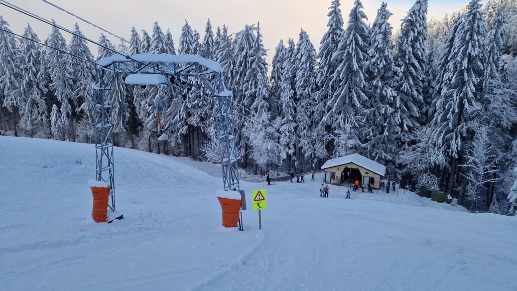 Wenn die Kantonsgrenze einmal passiert ist, eröffnet sich der Blick auf den oberen Skilift, dessen Talstation bei unserem Besuch knapp über der Nebelgrenze lag.