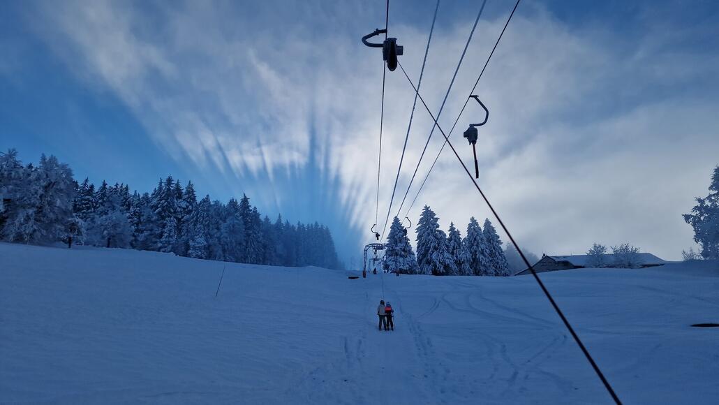 Um alle Abfahrtsvarianten zu erkunden, sind diverse Fahrten mit dem Skilift nötig, sodass die Zeit hier wie im Flug vergeht.