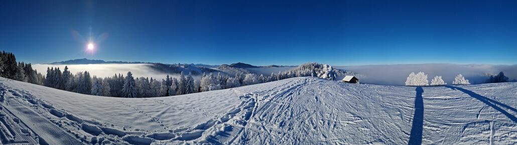 20240112_094509.jpg (286.79 KiB) 1215 mal betrachtet Ein letzter Rundumblick, der selbst bei Nebel einen schönen Ausblick auf das Säntismassiv bietet und bei klarer Sicht einen ebenso herrlichen Weitblick auf die umliegenden Voralpen ermöglicht.