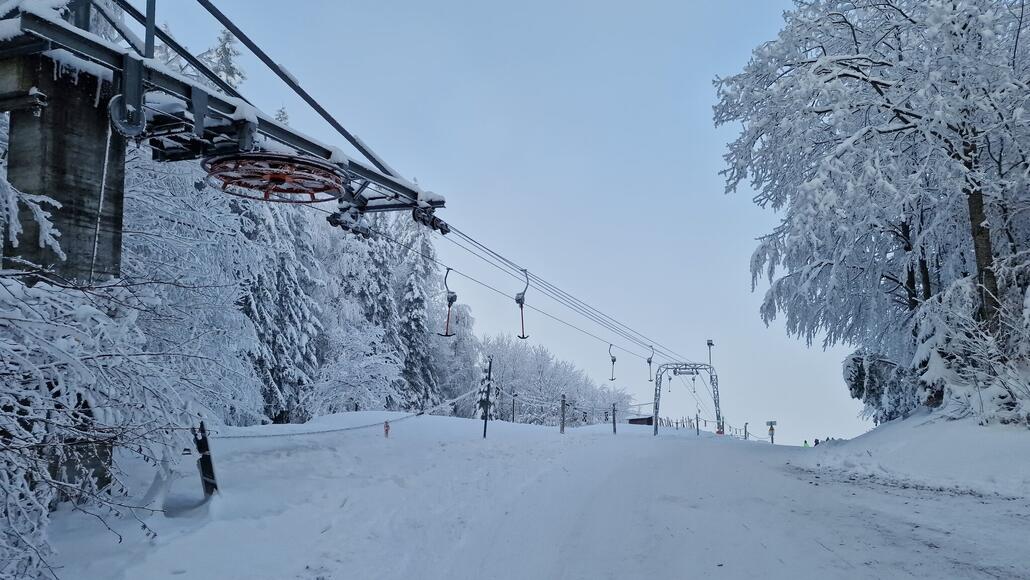 20240112_101437.jpg (629.18 KiB) 1221 mal betrachtet Der Ausstieg befindet sich etwas unterhalb der eigentlichen Bergstation, sodass man einen kurzen Anstieg bewältigen muss, um den Waldweg zum oberen Sektor zu erreichen.