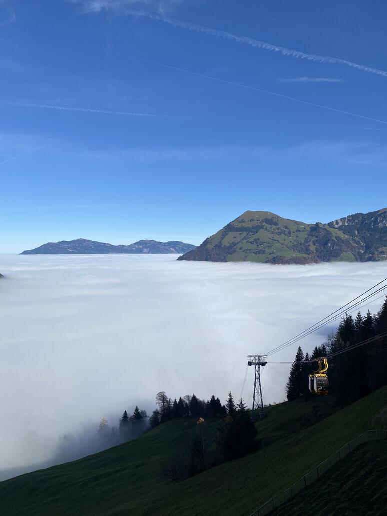 Endlich raus aus dem Nebel. Hinten Links sieht man die Rigi