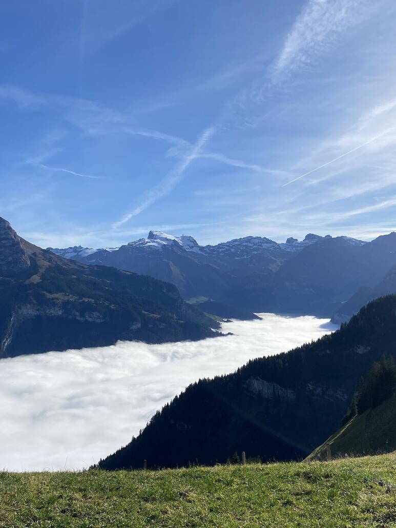 Auf der Rückseite ein Blick ins Engelbergertal mit Nebeldecke und dem weissen Titlis.
