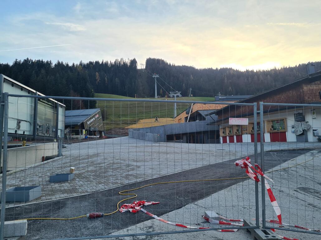 Der Kassenvorplatz ist jetzt komplett gepflastert