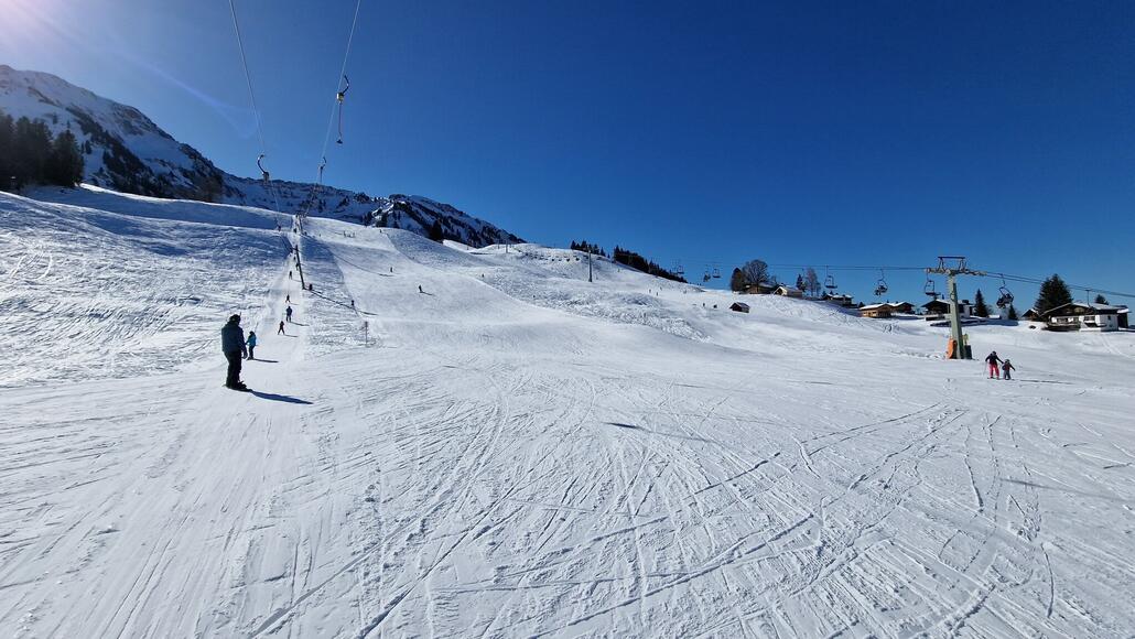 Der Schlepplift Brongen mit seiner direkten Skiabfahrt, daneben die Doppelsesselbahn Schetteregg.