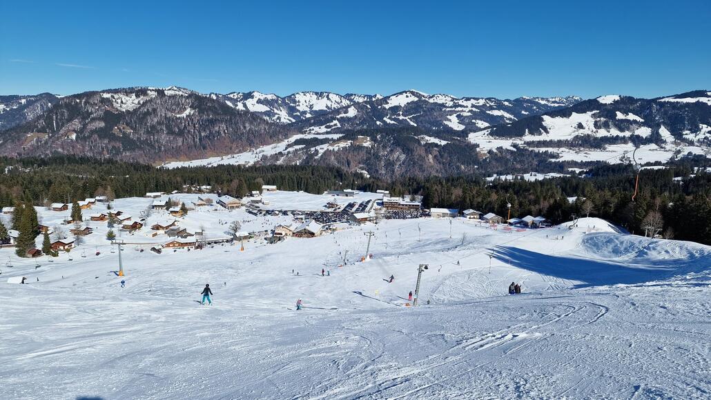 Blick auf den Talstationsbereich, in dem die Sesselbahn Schetteregg, der Schlepplift Brongen und ganz rechts der Tellerlift Kopach erkennbar sind.