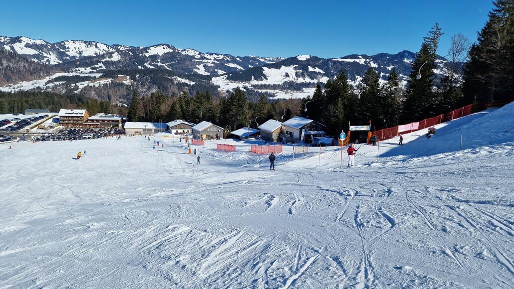 Der kurze Tellerlift Kopach, umgeben von zwei Pisten beidseits seiner Trasse.