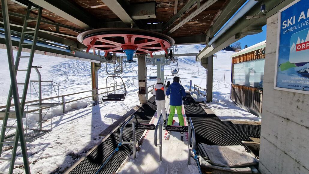Die Talstation der fixen Doppelsesselbahn, die dank Förderbandeinstieg eine akzeptable Geschwindigkeit erreicht.
