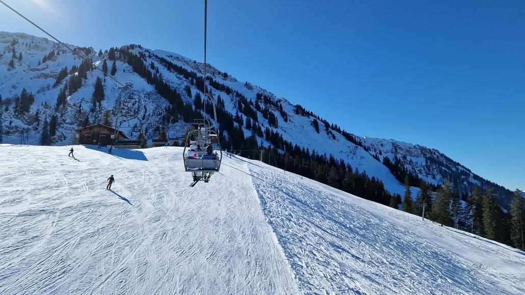 Sie erschliesst den höchsten Ausgangspunkt des Skigebiets und ermöglicht die längsten direkten Abfahrten.