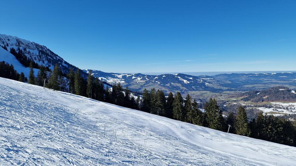 Blick zum vorderen Bregenzerwald in Richtung Schweiz und Bodenseeregion. Der Skilift Obere Schetteregg ergänzt den obersten Sektor mit einer weiteren Abfahrt.