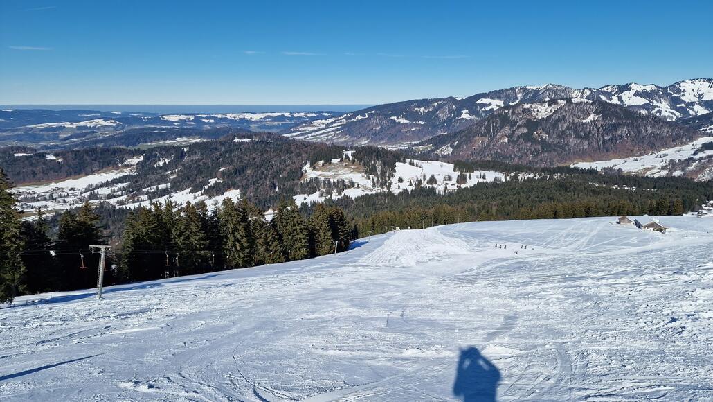Der zur Zeit des Besuchs geschlossene Skilift Obere Schetteregg, dessen Pistenvariante gerade grundpräpariert wird.