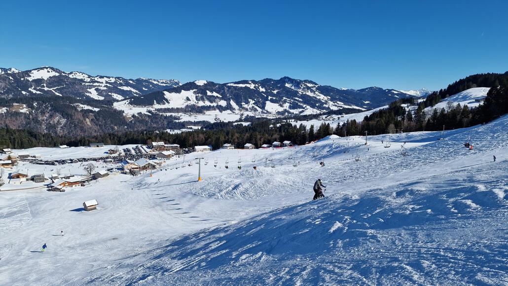 Blick zur Sesselbahn mit ihrer extrem breit präparierten Piste.