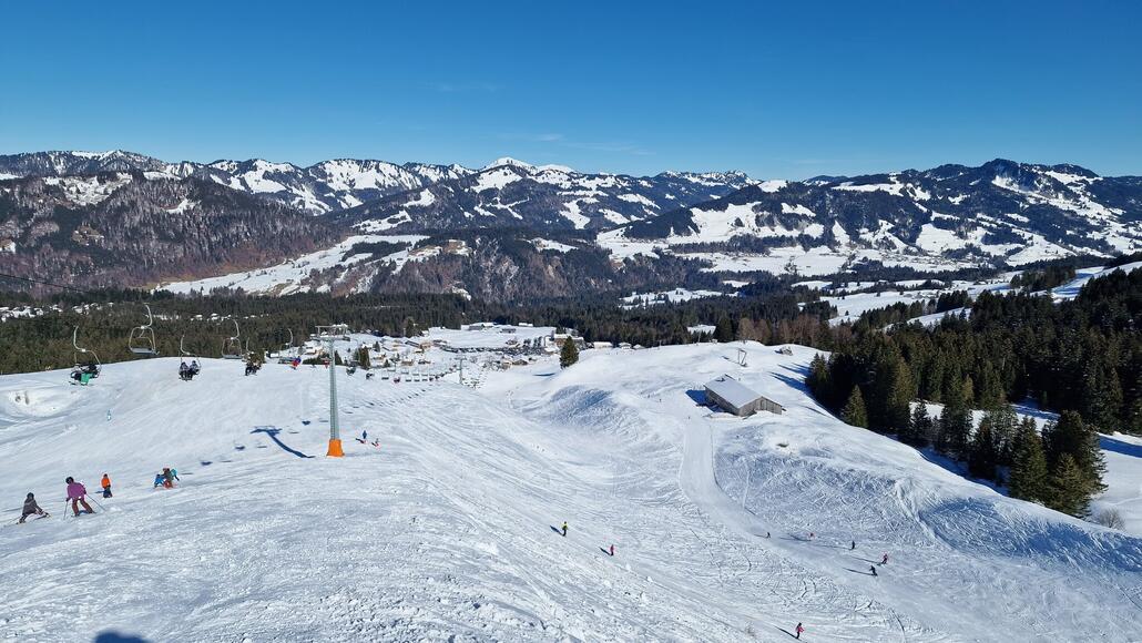 Ein letzter Blick von der Sesselbahn auf den umliegenden Bregenzerwald und die Abfahrten an der Schetteregg.