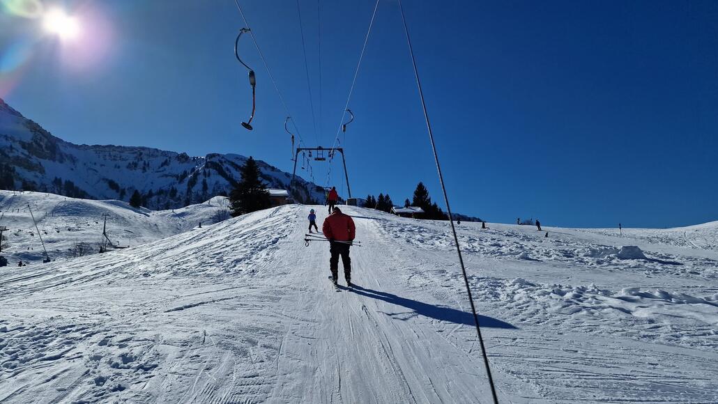 Er erschliesst eine flache Direktabfahrt sowie eine noch flachere Aussenrumabfahrt.