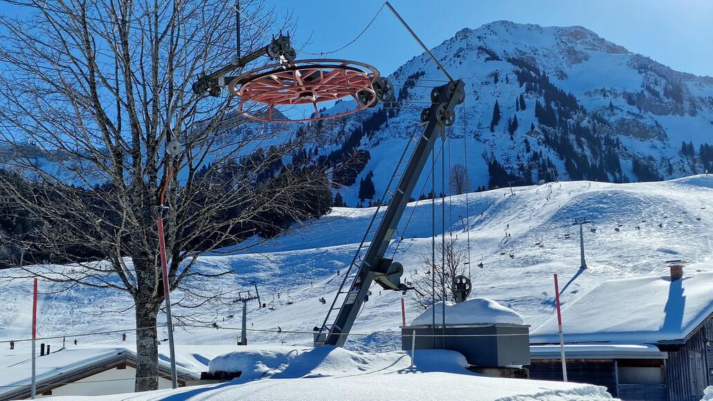 Das eigentliche Highlight dieses Tellerlifts ist definitiv die fliegende Umlenkscheibe, eine Konstruktion, die auch so ähnlich beim anderen Übungslift Kopach zu finden ist.