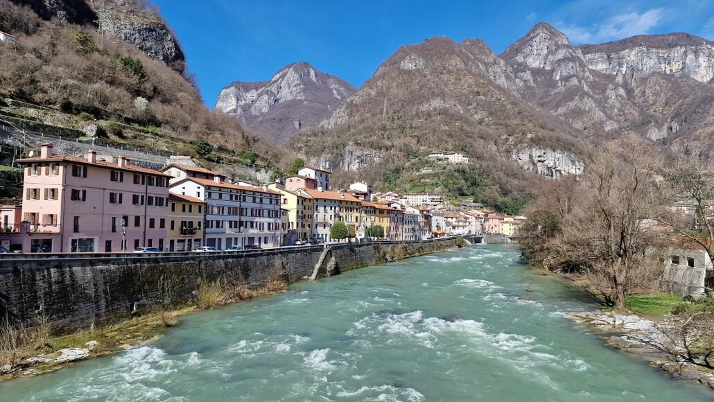 Der Ort Valstagna vermittelt kaum Winterstimmung, da die Gemeinde nur 150 Meter über dem Meeresspiegel liegt. Links führt eine schmale Strasse steil hinauf auf die Hochebene von Asiago.
