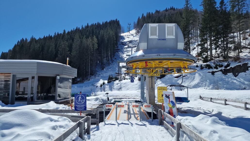 Über tausend Höhenmeter weiter oben präsentiert sich die Talstation der Sesselbahn Monte Ongara in winterlicher Pracht.