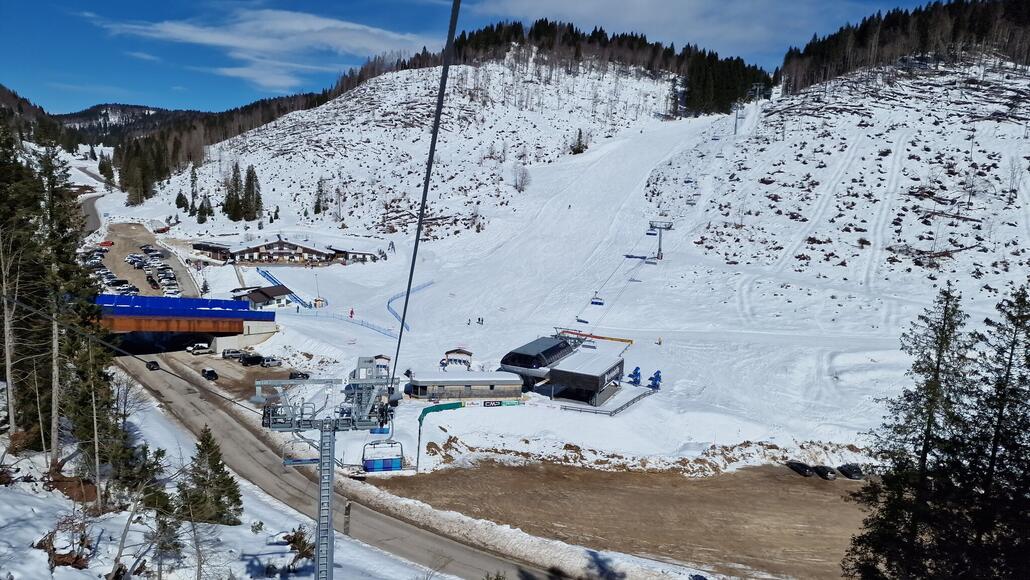 Blick auf den Talstationsbereich und Einstiegspunkt ins Skigebiet von leMelette.