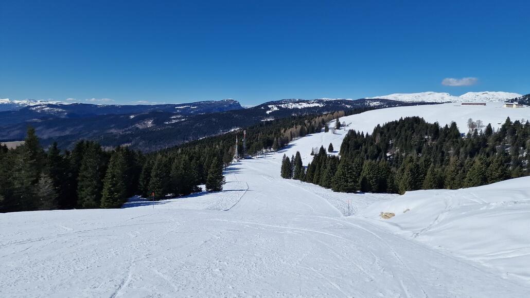 Die Abfahrt an der Sesselbahn Monte Ongara ist nach den ersten Metern überwiegend flach und für gute Skifahrer kaum eine Wiederholungsfahrt würdig.