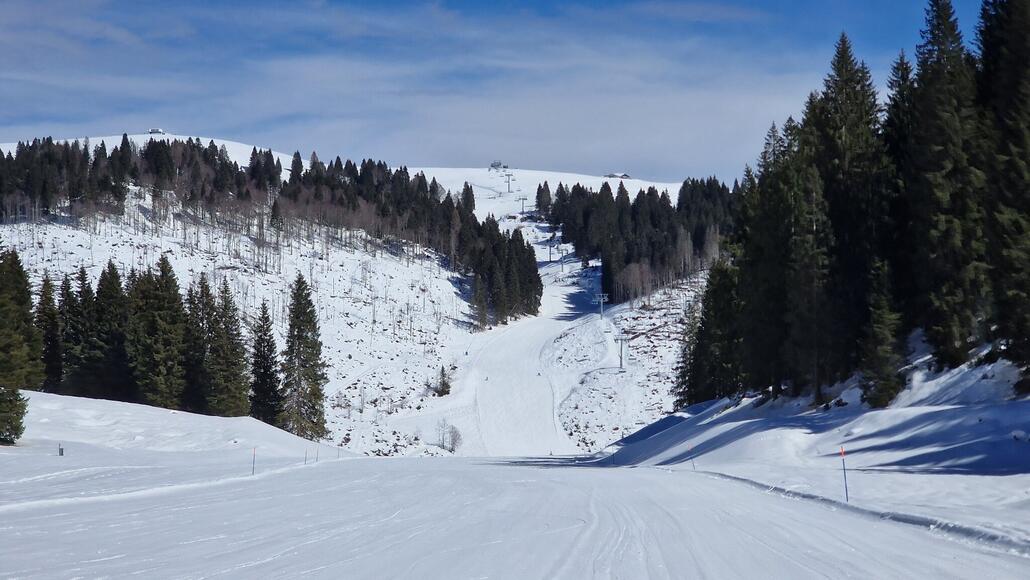 Blick auf die gegenüberliegende Talseite mit der Sesselbahn Meletta und der dazugehörigen Direktabfahrt.